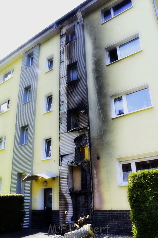 Rollerbrand dann Feuer 1 Fassadenbrand Koeln Gremberg Kroppergasse P17.JPG - Miklos Laubert